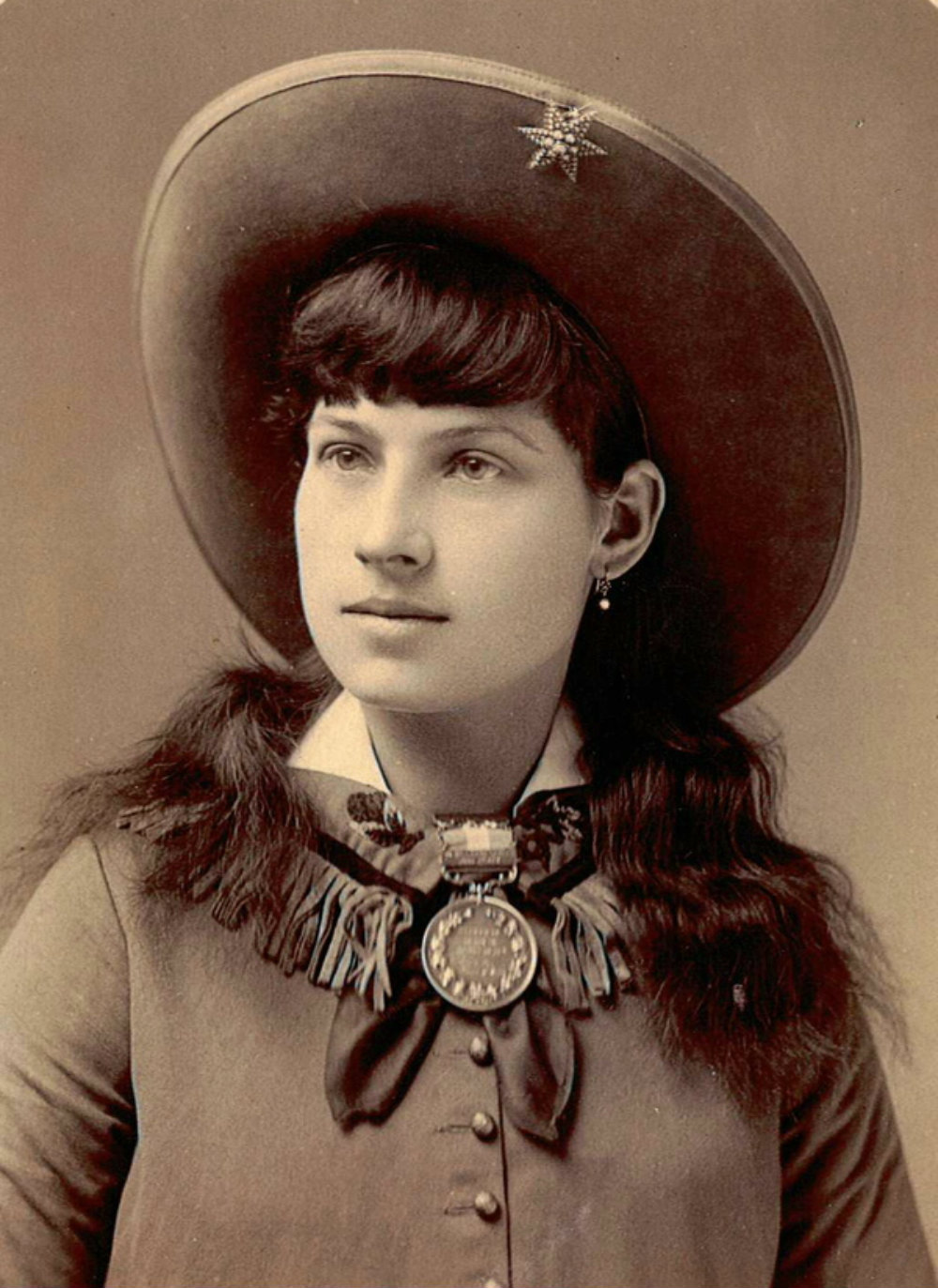 10 Photos That Show The Amazing Life Of Annie Oakley