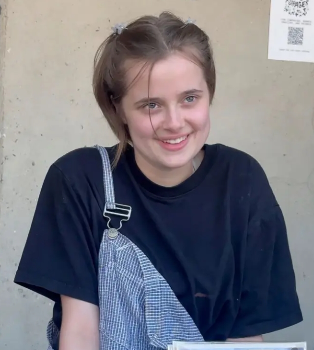 Brad Pitt and Angelina Jolie’s 18-Year-Old Daughter Spotted Selling Her Artwork on the Street — A Surprising New Chapter in Her Life