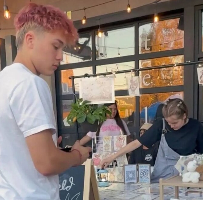 Brad Pitt and Angelina Jolie’s 18-Year-Old Daughter Spotted Selling Her Artwork on the Street — A Surprising New Chapter in Her Life