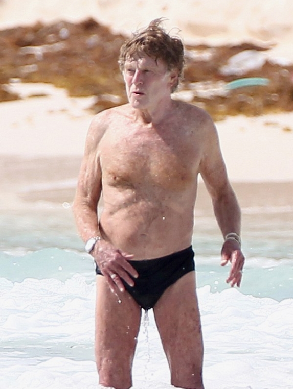 Hollywood Legend Spotted Before His Passing in 2025!: Can You Guess Who He Is?