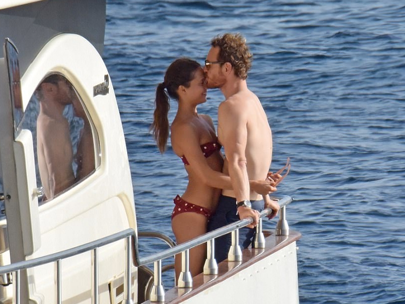 Hollywood Power Couple Enjoys a Relaxing Mediterranean Yacht Escape: Can You Recognize Them?