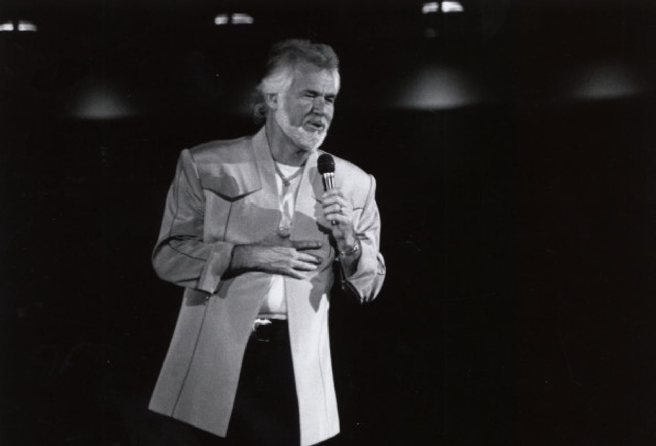 How Crowded Rooms Shaped Kenny Rogers Before the Fame