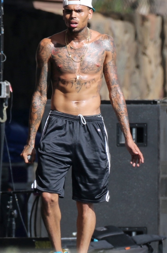 International R&B Star Captured Enjoying a Relaxed Beach Moment in a Candid Photo: Do You Recognize Him?