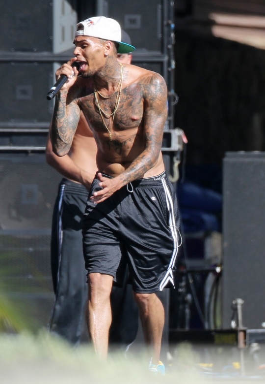 International R&B Star Captured Enjoying a Relaxed Beach Moment in a Candid Photo: Do You Recognize Him?
