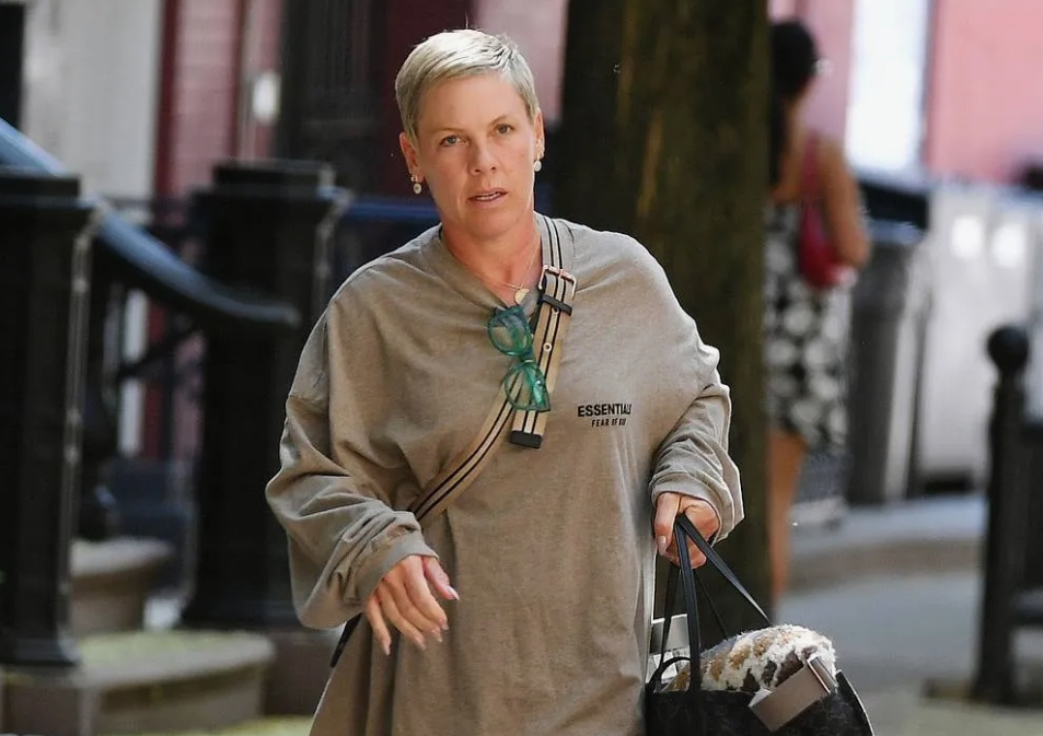Pop Icon in Rare Paparazzi Shot Stuns Fans with Unrecognizable Look!: Who Is She?
