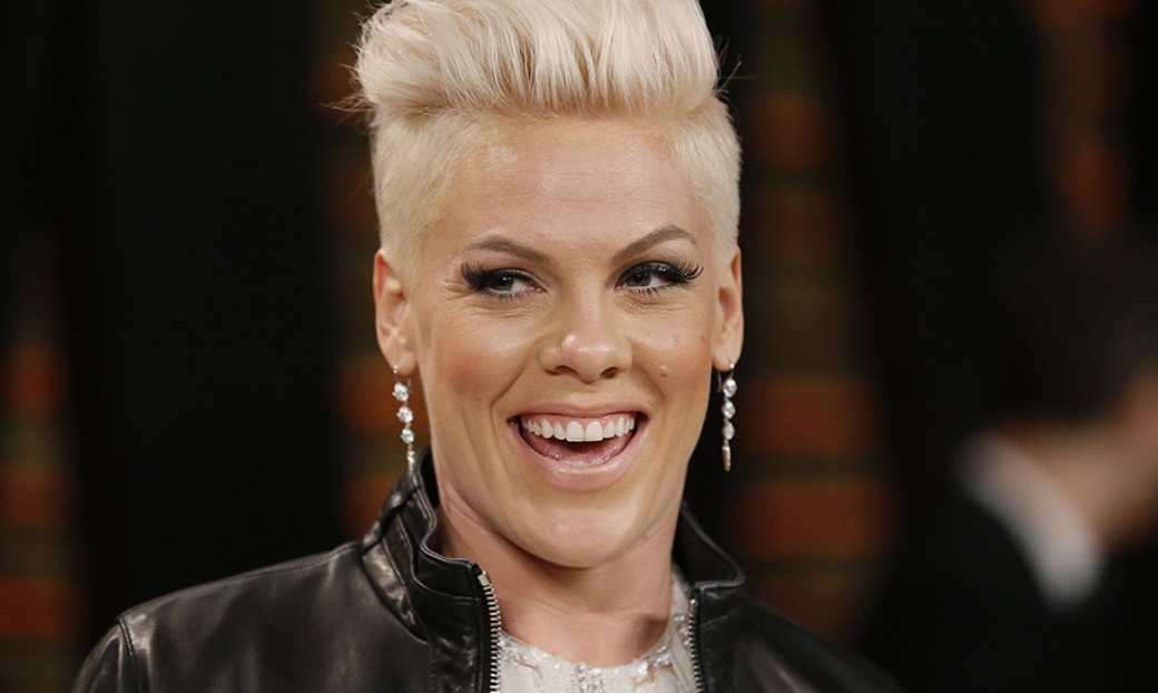 Pop Icon in Rare Paparazzi Shot Stuns Fans with Unrecognizable Look!: Who Is She?