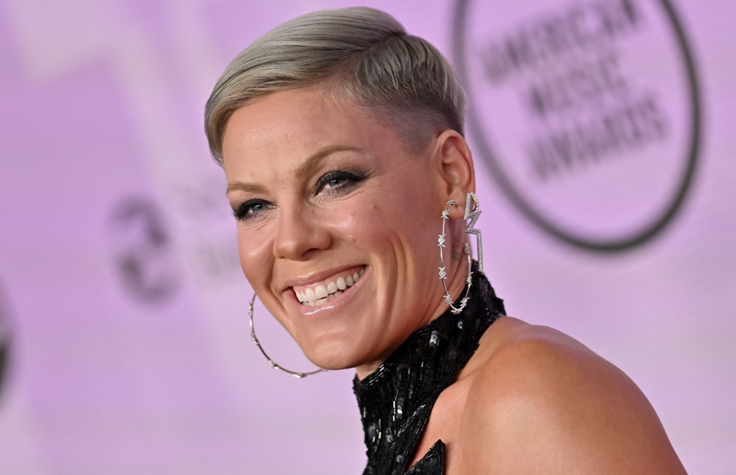 Pop Icon in Rare Paparazzi Shot Stuns Fans with Unrecognizable Look!: Who Is She?