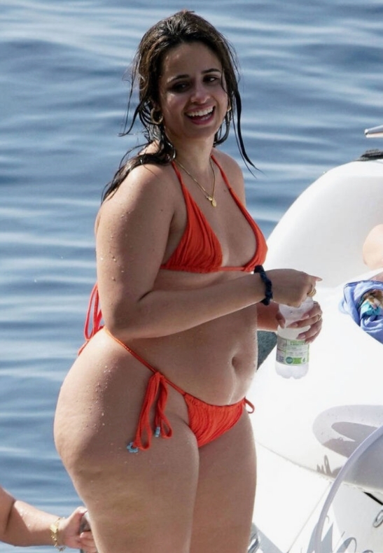 Sun-Kissed Surprise!: Global Pop Star Spotted in Candid Beach Moment!