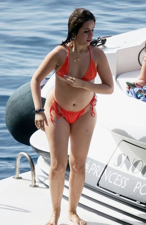 Sun-Kissed Surprise!: Global Pop Star Spotted in Candid Beach Moment!