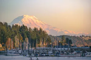 This Small Washington Town Has Luxury Tree Houses, Hot Springs, and a Scenic Hike Up an 848-Foot Rock